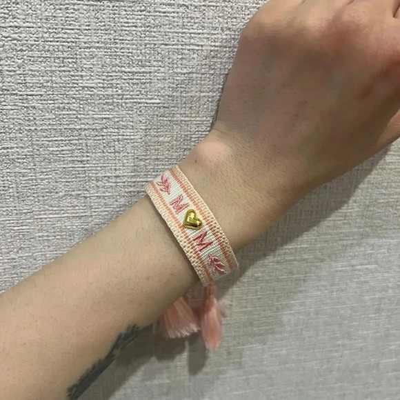 BEST MOM HEART EMBROIDERY BRACELET - Picture 5 of 8